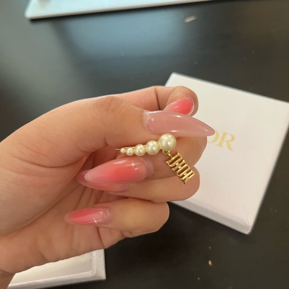 DIO(R)EVOLUTION EARRINGS
GOLD-FINISH METAL AND WHITE RESIN - Picture 4 of 5